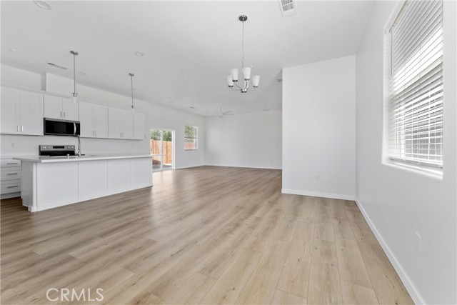 Detail Gallery Image 3 of 26 For 21640 Loop St, Tehachapi,  CA 93561 - 3 Beds | 2 Baths