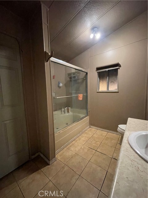 Detail Gallery Image 6 of 7 For 216 Emerald, Santa Ana,  CA 92703 - 5 Beds | 2 Baths