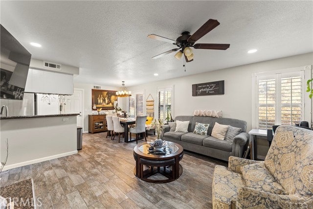 Detail Gallery Image 3 of 24 For 22617 Copper Hill Dr #121,  Saugus,  CA 91350 - 3 Beds | 3 Baths
