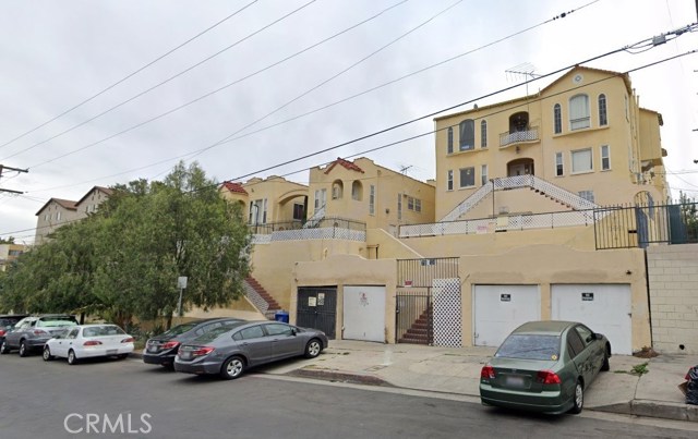 118 S Park View Street Los Angeles, California Well maintained, 15 units located in and high-rental demand area of central Los Angeles.? Two lots totaling approx.? 16,000 square feet.? Three 2-bedroom, 1-bath units; thirteen 1-bedroom 1-bath.? Great commuter location.? security gate and on-site laundry.? This property is also offered as part of seven building portfolio (see attached Offering Memorandum).? Shown on accepted offers only.? Please do not disturb the tenants.
