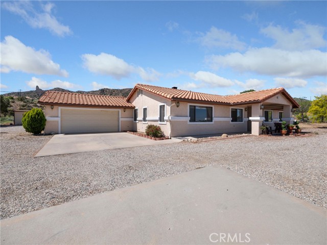 Detail Gallery Image 12 of 43 For 475 Maria Rd, Pinon Hills,  CA 92372 - 3 Beds | 2/1 Baths