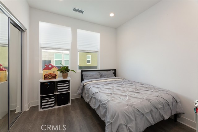 3rd bedroom, ample lighting