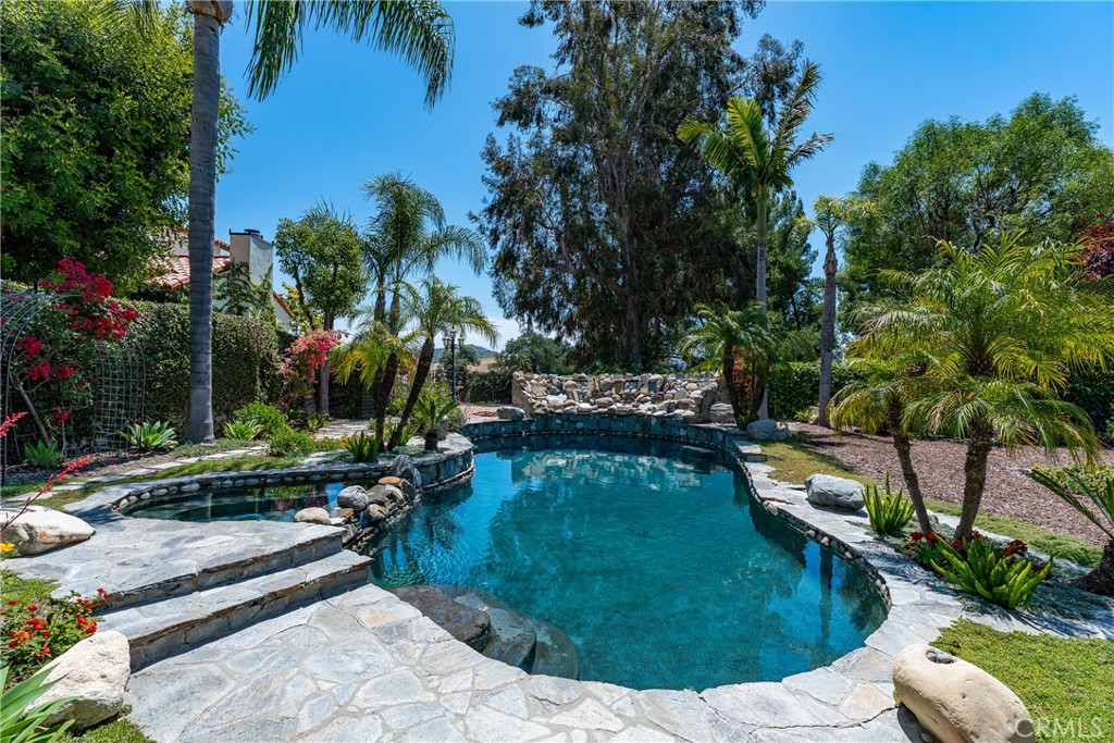 https://media.crmls.org/medias/92a44675-3233-4a21-a452-4a49e064985f.jpg?preset=X-Large