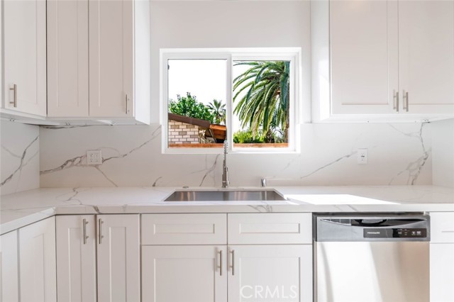 Detail Gallery Image 9 of 18 For 6852 Ranchito Ave, Van Nuys,  CA 91405 - 2 Beds | 2 Baths