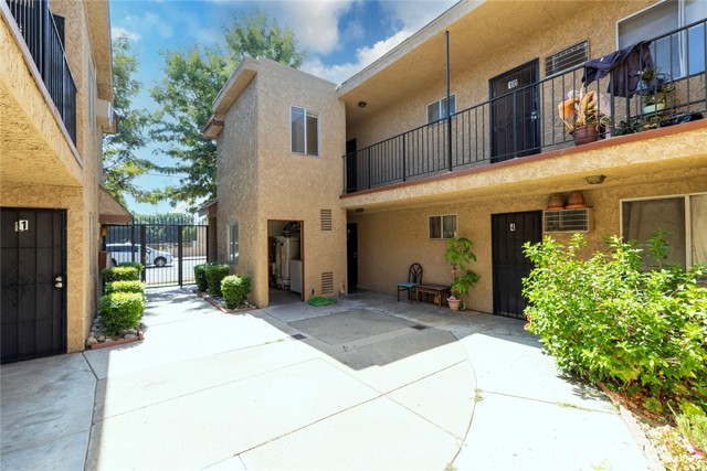 Detail Gallery Image 7 of 14 For 11341 Victory Bld, North Hollywood,  CA 91606 - – Beds | – Baths