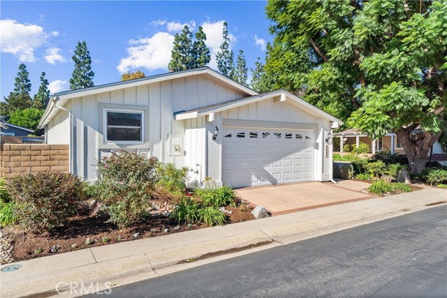 Detail Gallery Image 2 of 68 For 2544 Park Lake, Santa Ana,  CA 92705 - 2 Beds | 2 Baths