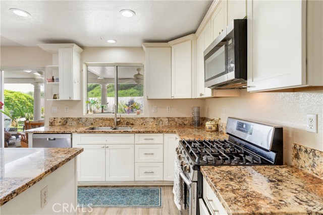 Detail Gallery Image 11 of 29 For 43359 via Sabino, Temecula,  CA 92592 - 4 Beds | 2/1 Baths