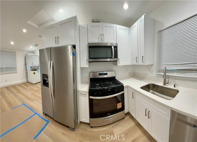 Detail Gallery Image 3 of 8 For 18658 Runnymede St., Reseda,  CA 91335 - 1 Beds | 1 Baths