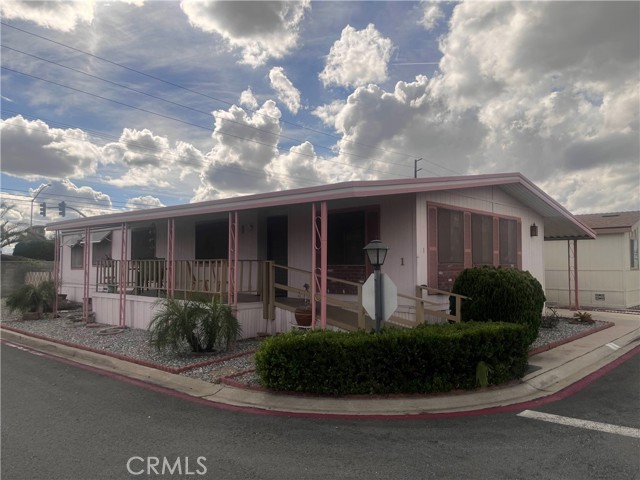 Detail Gallery Image 2 of 21 For 200 W San Bernardino Ave #1,  Riverside,  CA 92376 - 3 Beds | 1/1 Baths