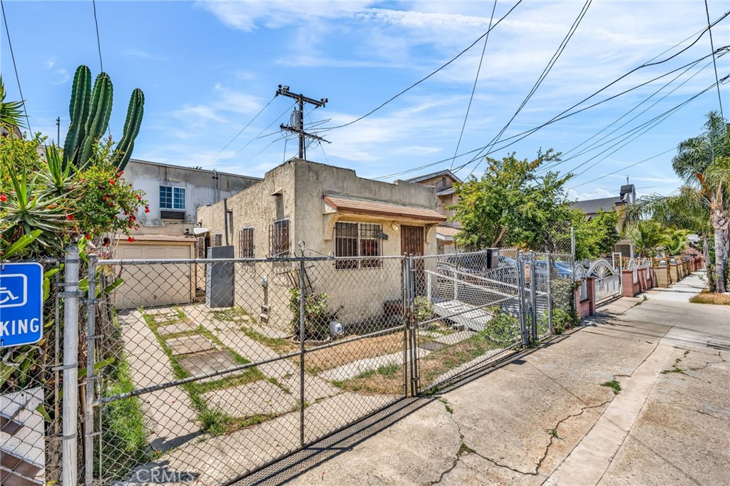 1819 Cerritos Avenue