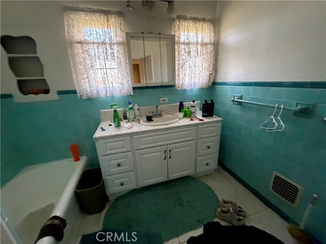 Detail Gallery Image 14 of 28 For 27490 Norwood, Highland,  CA 92346 - 4 Beds | 2/1 Baths