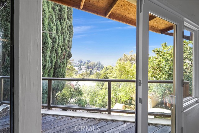 Detail Gallery Image 16 of 27 For 3830 Buena Park Dr, Studio City,  CA 91604 - 3 Beds | 3 Baths