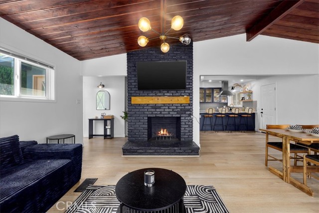 140 E 69th Street, Long Beach CA: https://media.crmls.org/medias/92bba289-1e2c-44b1-9bda-8c80c8fca262.jpg