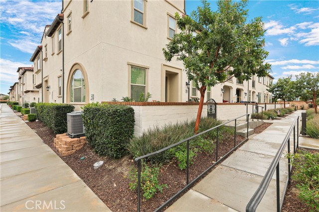 Detail Gallery Image 2 of 44 For 2818 E Berry Loop Privado #76,  Ontario,  CA 91761 - 2 Beds | 2/1 Baths