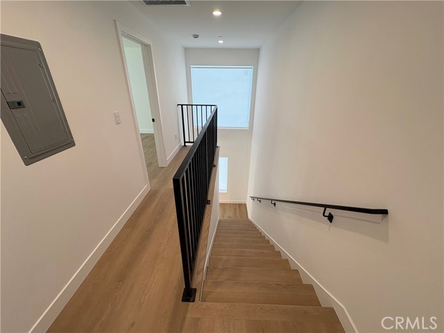 Detail Gallery Image 16 of 21 For 14165 Calvert St, Van Nuys,  CA 91401 - 4 Beds | 4 Baths