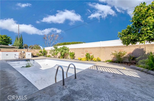 Image 3 of 25 For 9377 Siskin Avenue