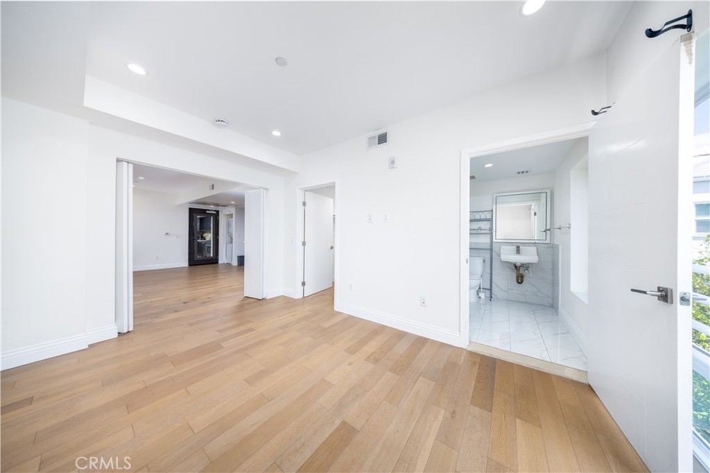 https://media.crmls.org/medias/92c52601-53b4-4745-bf9c-c50d981889e3.jpg?preset=X-Large