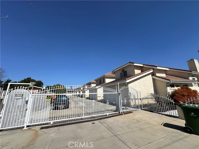 Detail Gallery Image 2 of 20 For 21041 Gault #C,  Canoga Park,  CA 91303 - 3 Beds | 2/1 Baths