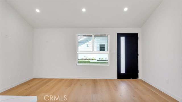 318 N Catalina, Burbank CA: https://media.crmls.org/medias/92c6ff5e-d4f6-4cf8-acd0-14bf07af340f.jpg