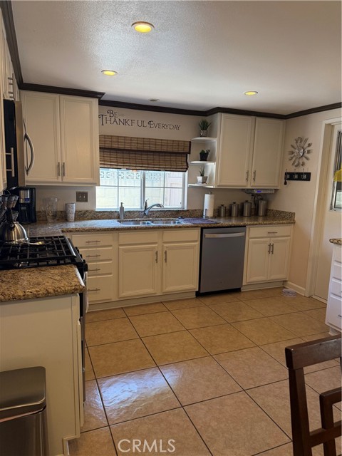 Detail Gallery Image 9 of 20 For 3461 Crownsworth, Corona,  CA 92879 - 3 Beds | 2 Baths