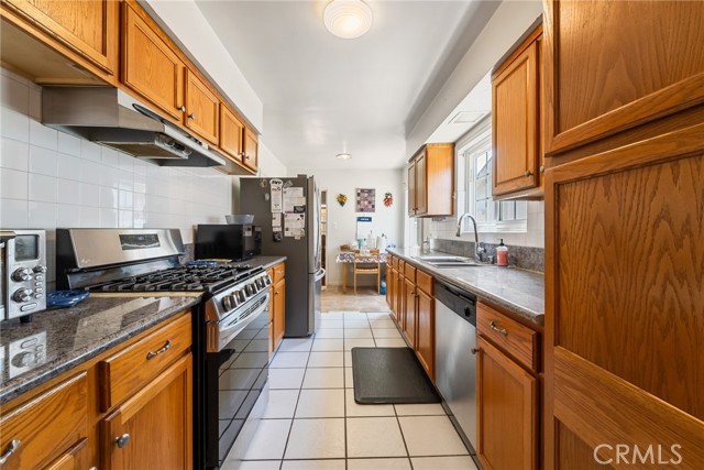 7426 Lemp Avenue, North Hollywood CA: https://media.crmls.org/medias/92cb4aa6-1888-4436-a16f-b7aeade64a37.jpg