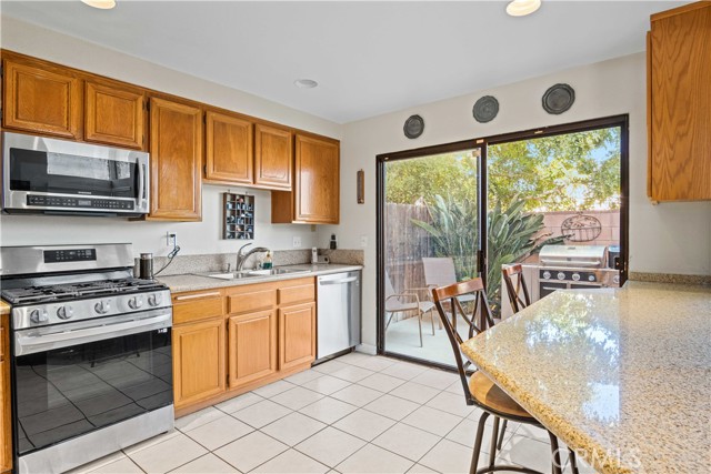 Detail Gallery Image 6 of 20 For 5906 Etiwanda Ave #7,  Tarzana,  CA 91356 - 3 Beds | 3 Baths