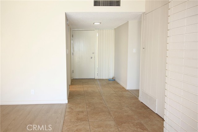 Detail Gallery Image 4 of 30 For 14257 Burning Tree Dr, Victorville,  CA 92395 - 3 Beds | 2/1 Baths