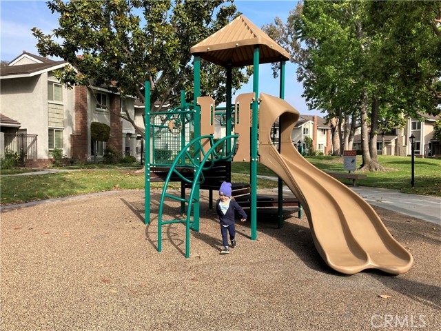 5135 Hampton Court, Westminster CA: https://media.crmls.org/medias/92d37d82-7c2e-40f2-887c-798181d96118.jpg