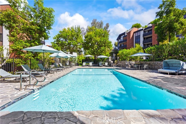 Detail Gallery Image 32 of 40 For 4720 Park Encino Ln #220,  Encino,  CA 91436 - 2 Beds | 2/1 Baths