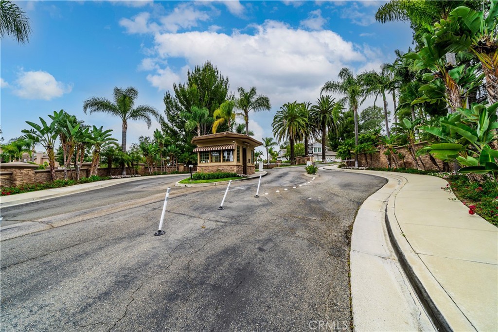 https://media.crmls.org/medias/92d49563-0ef3-4e96-9cde-c2c859924759.jpg?preset=X-Large