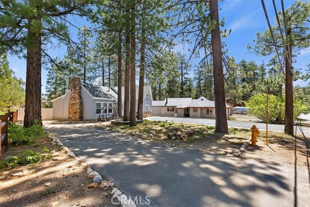 Detail Gallery Image 2 of 30 For 681 Chipmunk Ln, Big Bear Lake,  CA 92315 - 5 Beds | 3 Baths