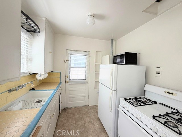 Detail Gallery Image 3 of 9 For 141 N Kenwood St #B,  Burbank,  CA 91505 - 1 Beds | 1 Baths