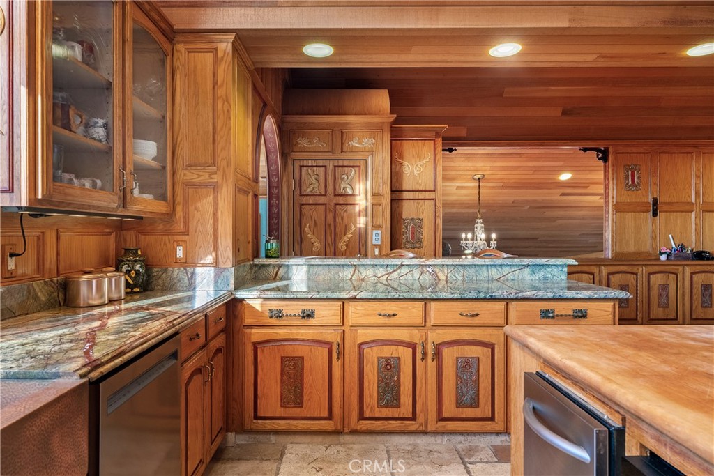 https://media.crmls.org/medias/92dcddcd-8cf8-4bc6-828d-0e9925d7b8f3.jpg?preset=X-Large