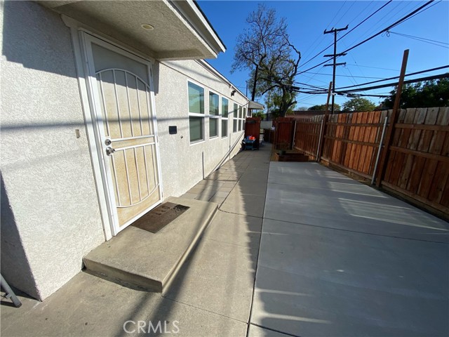 121 E Bort Street, Long Beach CA: https://media.crmls.org/medias/92dcfb76-b0c7-4d2b-b699-2db7856bea32.jpg