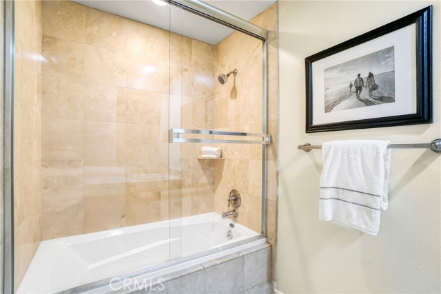 Detail Gallery Image 13 of 38 For 11923 Darlington Ave #302,  Los Angeles,  CA 90049 - 3 Beds | 3 Baths