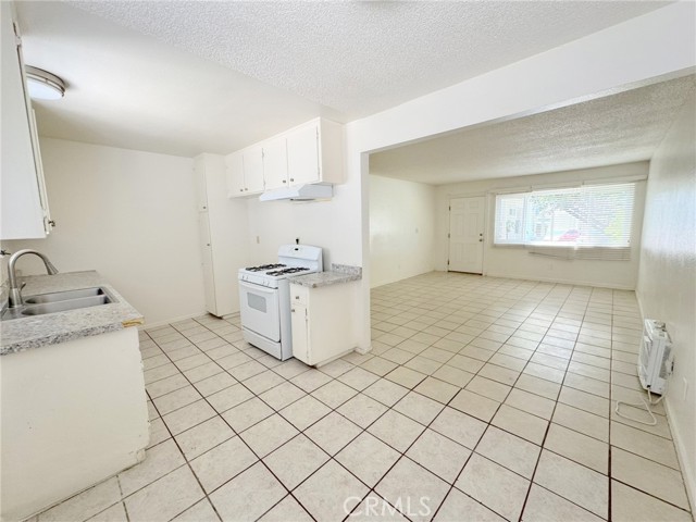 305 Orchid Lane, Pomona CA: https://media.crmls.org/medias/92debab7-cec2-4134-92dd-142aff510502.jpg