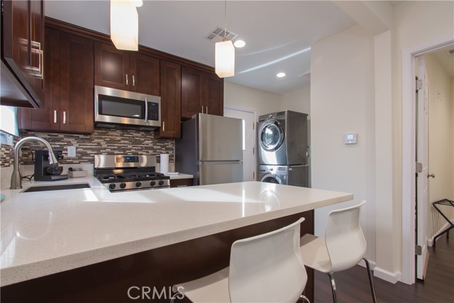 239 W Hillcrest Boulevard, Inglewood CA: https://media.crmls.org/medias/92e032ed-8335-43e5-a603-2318adcd03ec.jpg