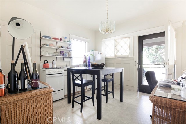 325 S Los Robles Avenue, Pasadena CA: https://media.crmls.org/medias/92e2a682-7cf1-4420-abab-105c93dba524.jpg