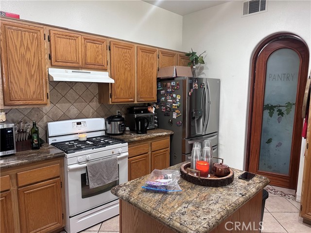 Detail Gallery Image 3 of 21 For 735 Rembrandt Cir, Corona,  CA 92882 - 4 Beds | 2 Baths