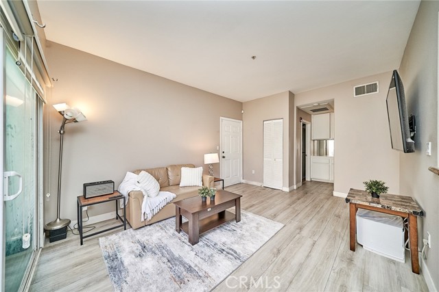 Detail Gallery Image 9 of 30 For 300 E Providencia Ave #211,  Burbank,  CA 91502 - 1 Beds | 1 Baths