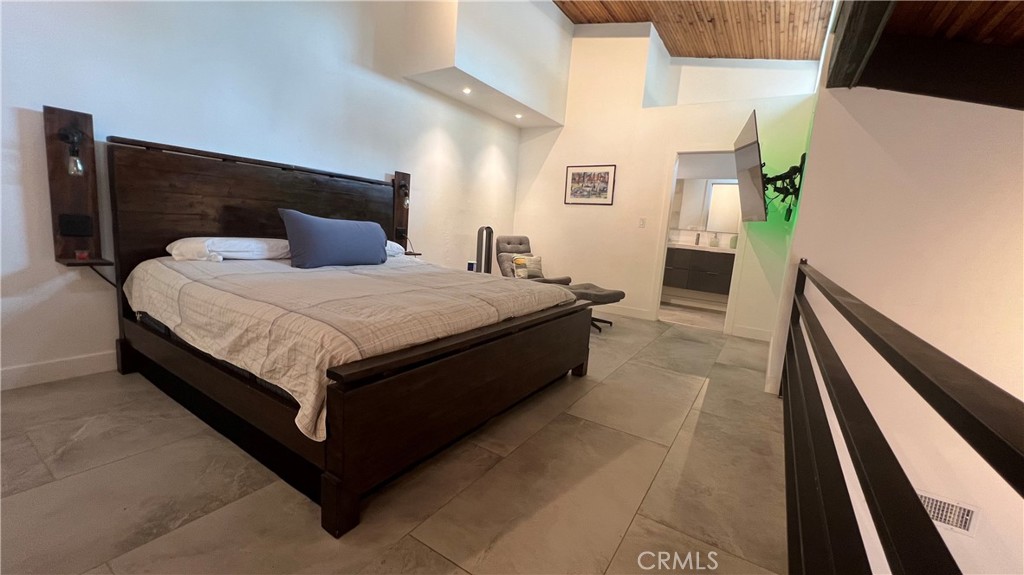 https://media.crmls.org/medias/92e7a69c-37ca-4767-b5f9-e635533d0a93.jpg?preset=X-Large