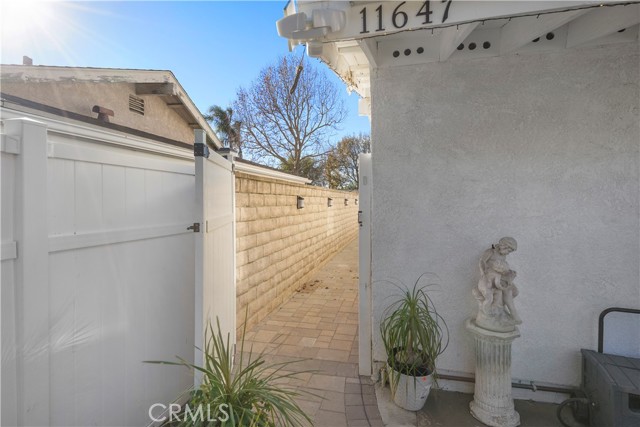 11647 N. Paso Robles Avenue, Granada Hills CA: https://media.crmls.org/medias/92ec2811-97c8-48da-8363-e867cd37ebaa.jpg