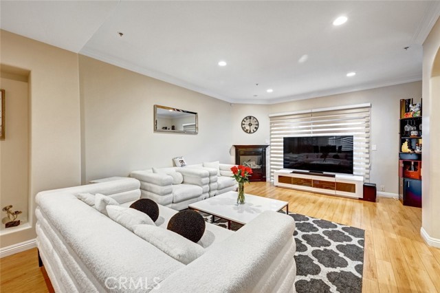 Detail Gallery Image 9 of 52 For 13629 Wyandotte St #111,  Van Nuys,  CA 91405 - 4 Beds | 3 Baths