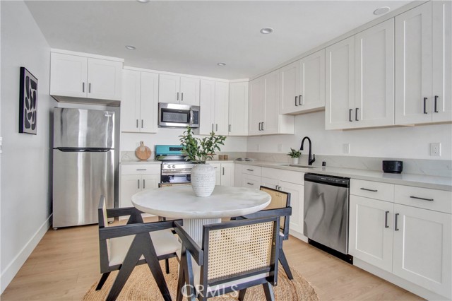 Detail Gallery Image 23 of 34 For 18406 Jovan St, Tarzana,  CA 91335 - 5 Beds | 4 Baths