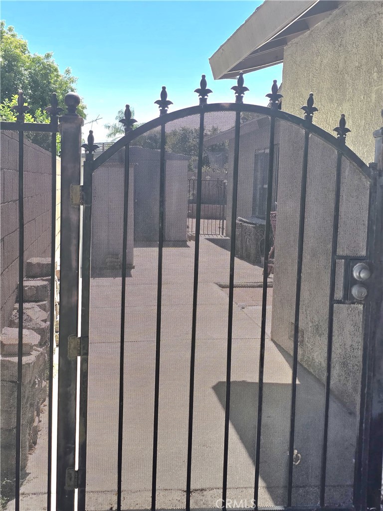 https://media.crmls.org/medias/92f08bef-3209-4f37-bdfc-838951e97c01.jpg?preset=X-Large