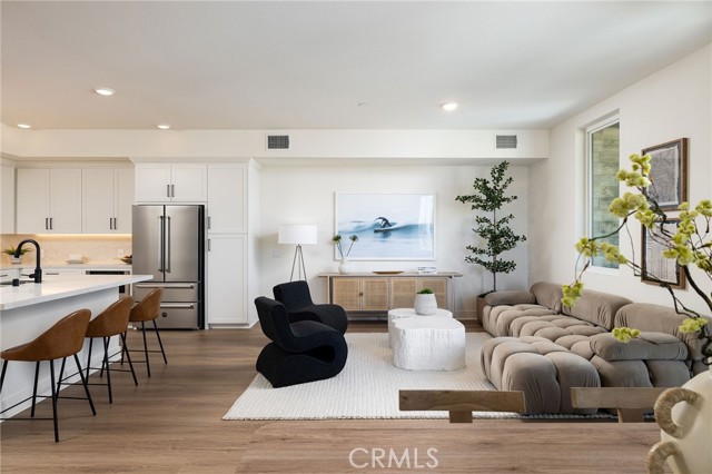 414 Main, Huntington Beach CA: https://media.crmls.org/medias/92f454e3-8542-44c2-aa08-d7eb82910b46.jpg