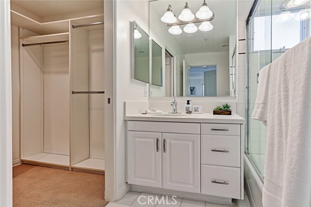 mid level ensuite bathroom with walk in closet