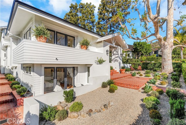 432 Holly Street, Laguna Beach CA: https://media.crmls.org/medias/92f9dd4a-585d-4e85-8f64-7f962340f5e7.jpg
