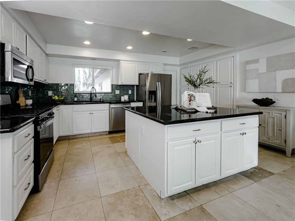 Detail Gallery Image 10 of 23 For 553 Sturgeon Dr, Costa Mesa,  CA 92626 - 5 Beds | 2 Baths