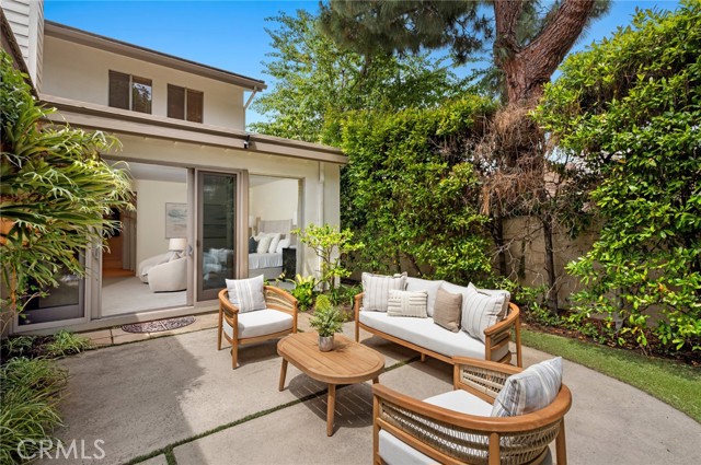 6 Rue Marseilles, Newport Beach CA: https://media.crmls.org/medias/92fc7a40-dd70-4823-94f4-318008c2e98f.jpg
